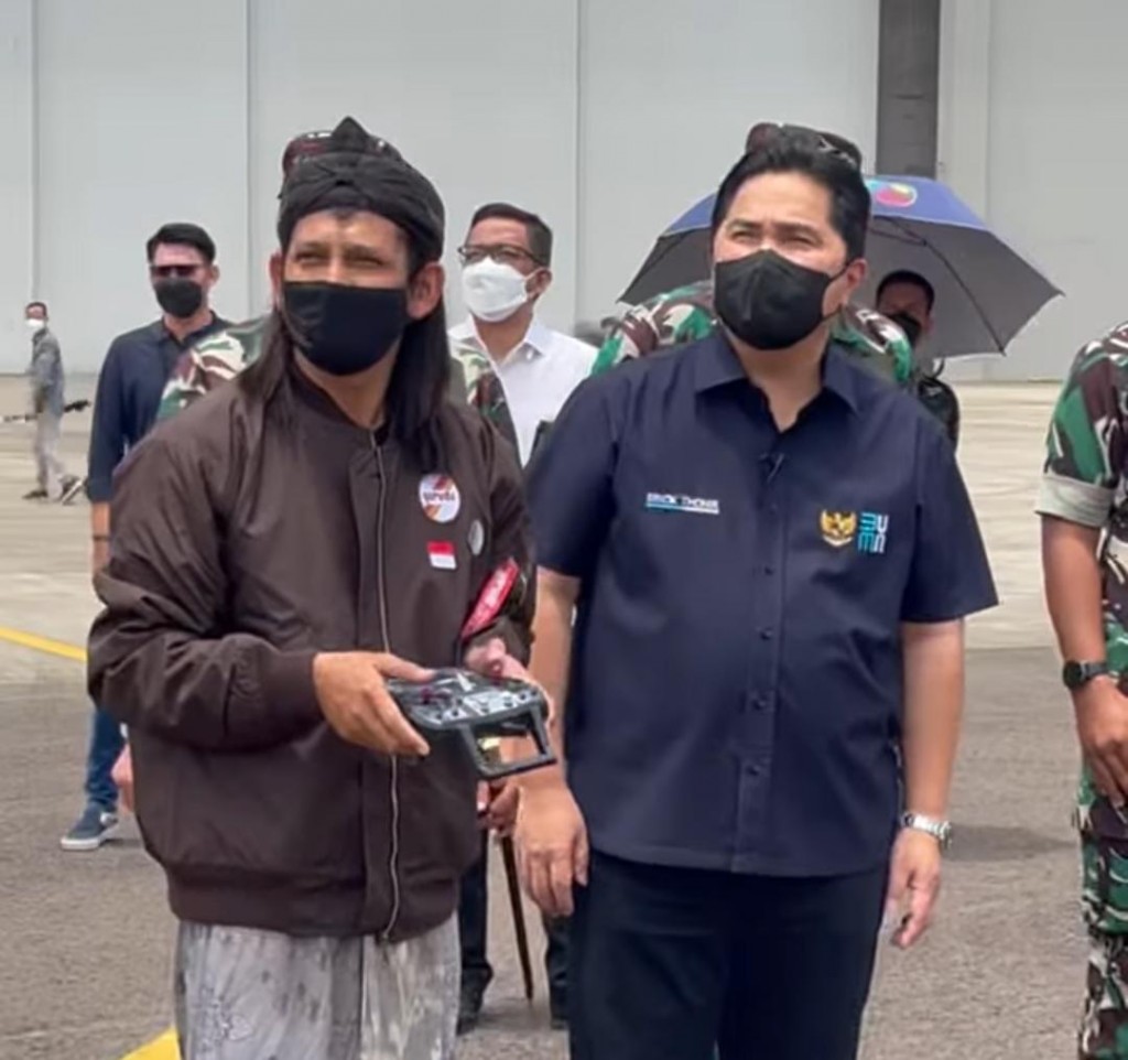 Terbangkan Pesawat Garuda di Kebun, Santri Madura Dapat Modal Bisnis dari Erick Thohir