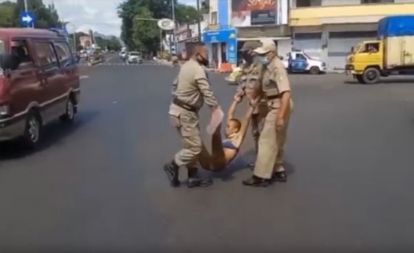 Wanita Setengah Telanjang Mengamuk di Tengah Jalan