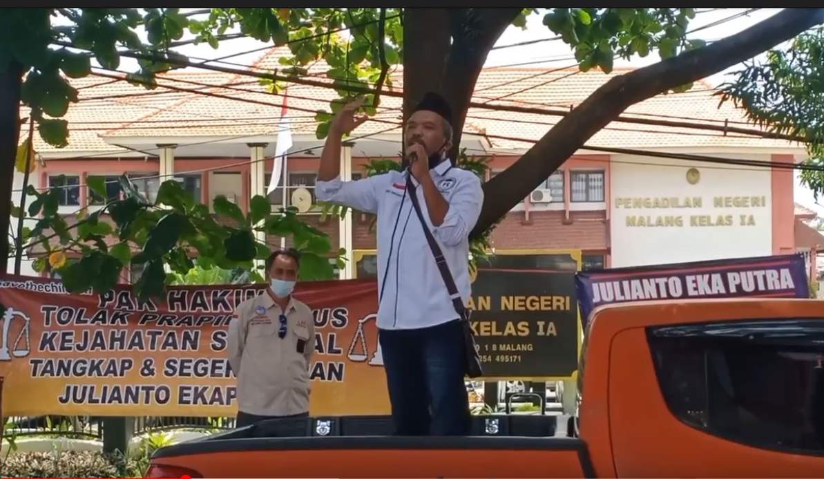 Aksi unjuk rasa di depan Pengadilan Negeri Kota Malang, Rabu 16 Februari 2022. (metrotv)