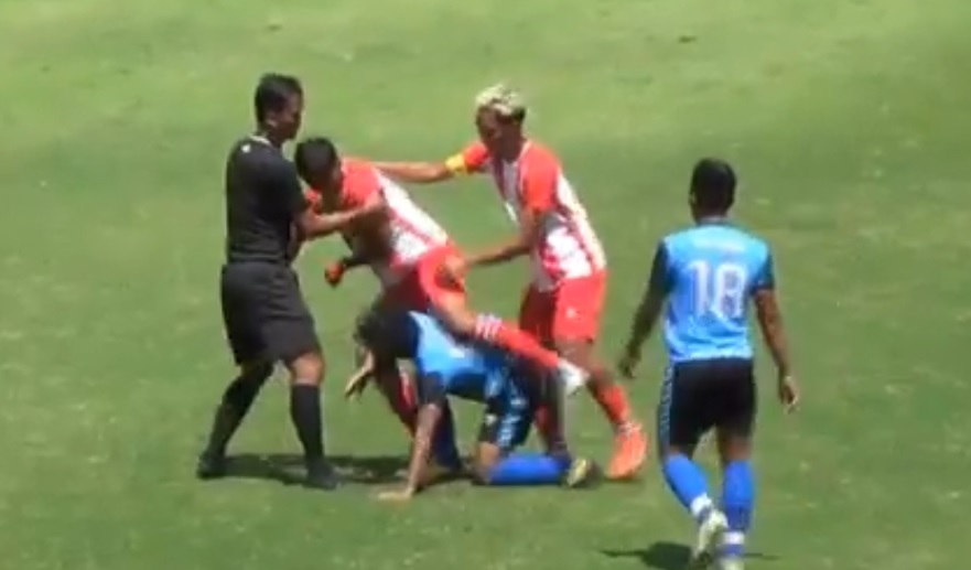 Pemain Deltras terlibat adu pukul melawan pemain  PS Siak Riau/metrotv