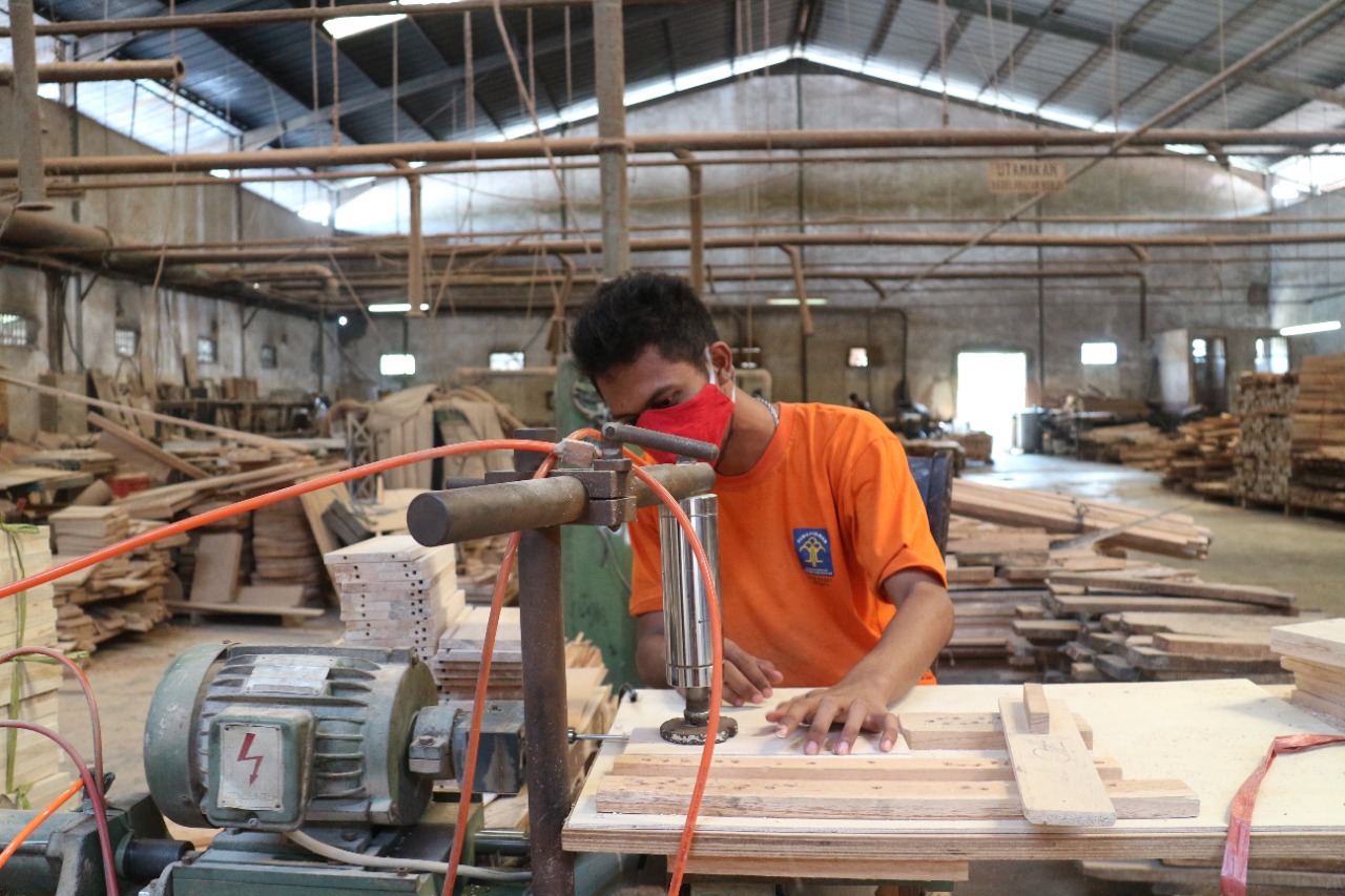 Salah satu warga binaan lapas porong saat dilatih menjadi tukang kayu (Foto / Metro TV)