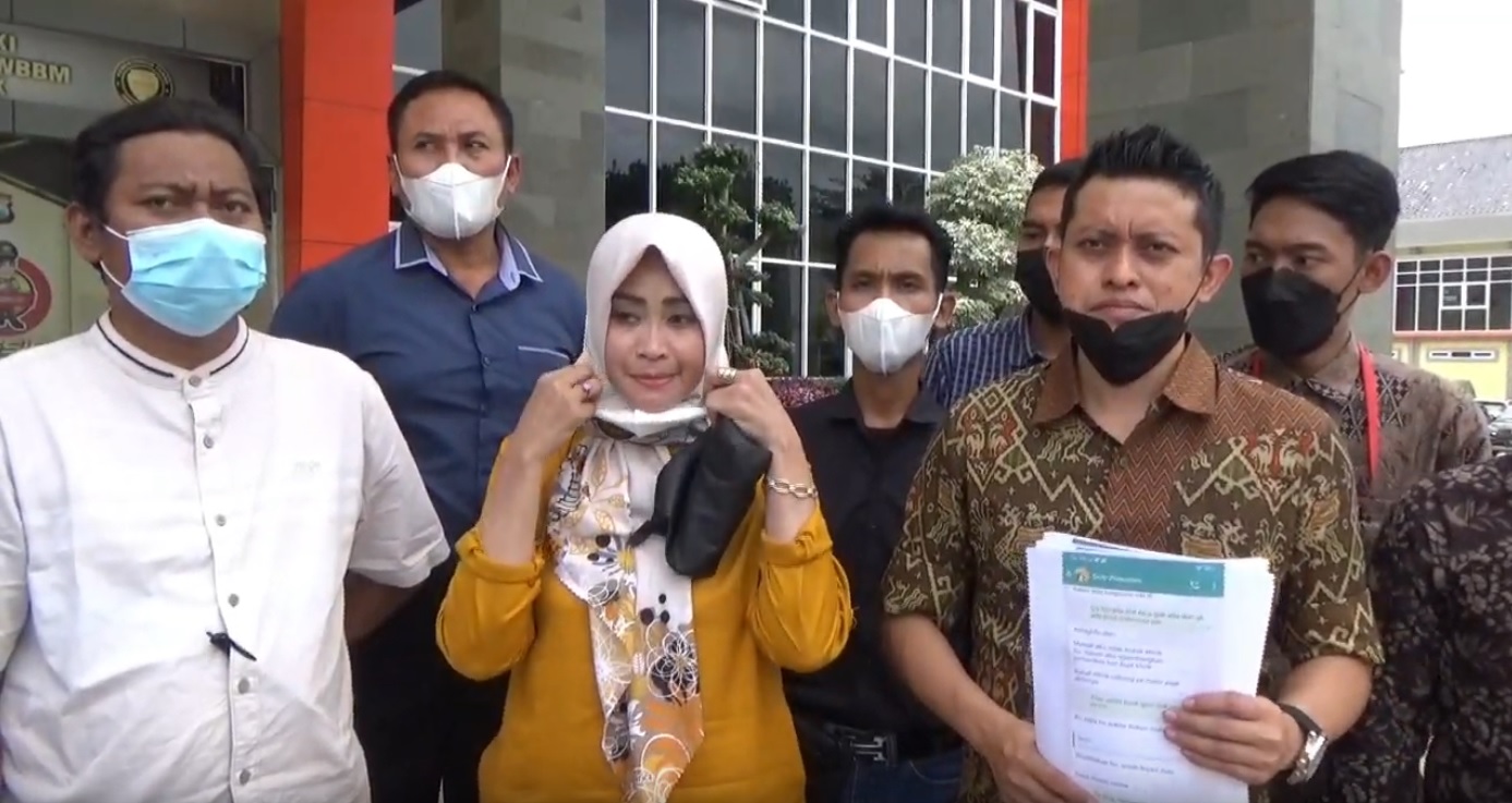  Lilik Fauziah bersama kuasa hukumnya saat melaporkan pemilik Fairus Skin Care di Mapolres Gresik (Foto / Metro TV)