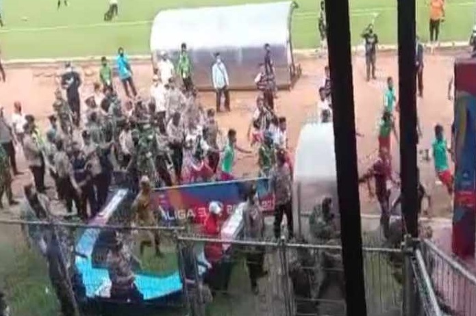 Kericuhan mewarnai pertandingan Persedikab Kediri melawan Maluku FC (Foto / Metro TV)