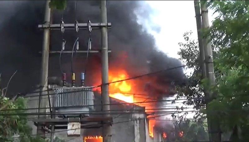 Korsleting Listrik, Gudang Pabrik Tali Plastik di Jombang Ludes Terbakar