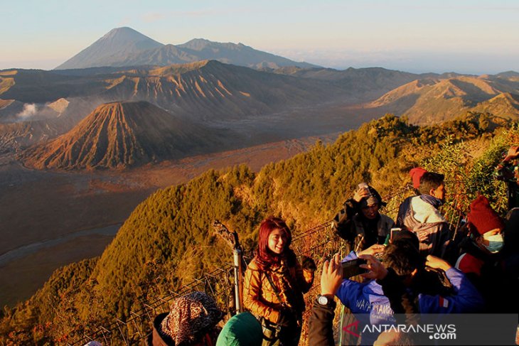 Sejumlah wisatawan mengabadikan momen matahari terbit di TNBTS dari puncak Penanjakan I, Kecamatan Tosari, Kabupaten Pasuruan, Jawa Timur. Arsip Foto: Antara/Suryanto/ed/mes