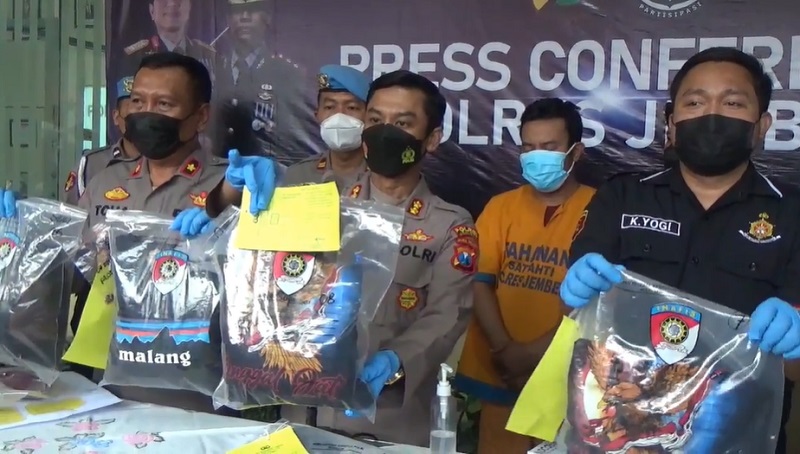 Polisi menunujukkan barang bukti ritual maut yang dilakukan padepokan Tunggal Jati Nusantara (Foto / Metro TV)