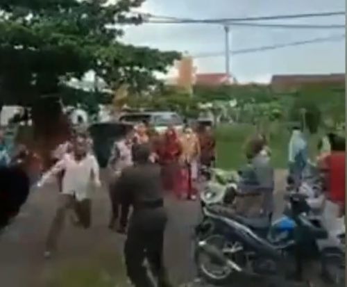 sekelompok orang tiba-tiba datang dan menyerang untuk memaksa membubarkan proses penghitungan suara di Kantor Desa Curahsawo.