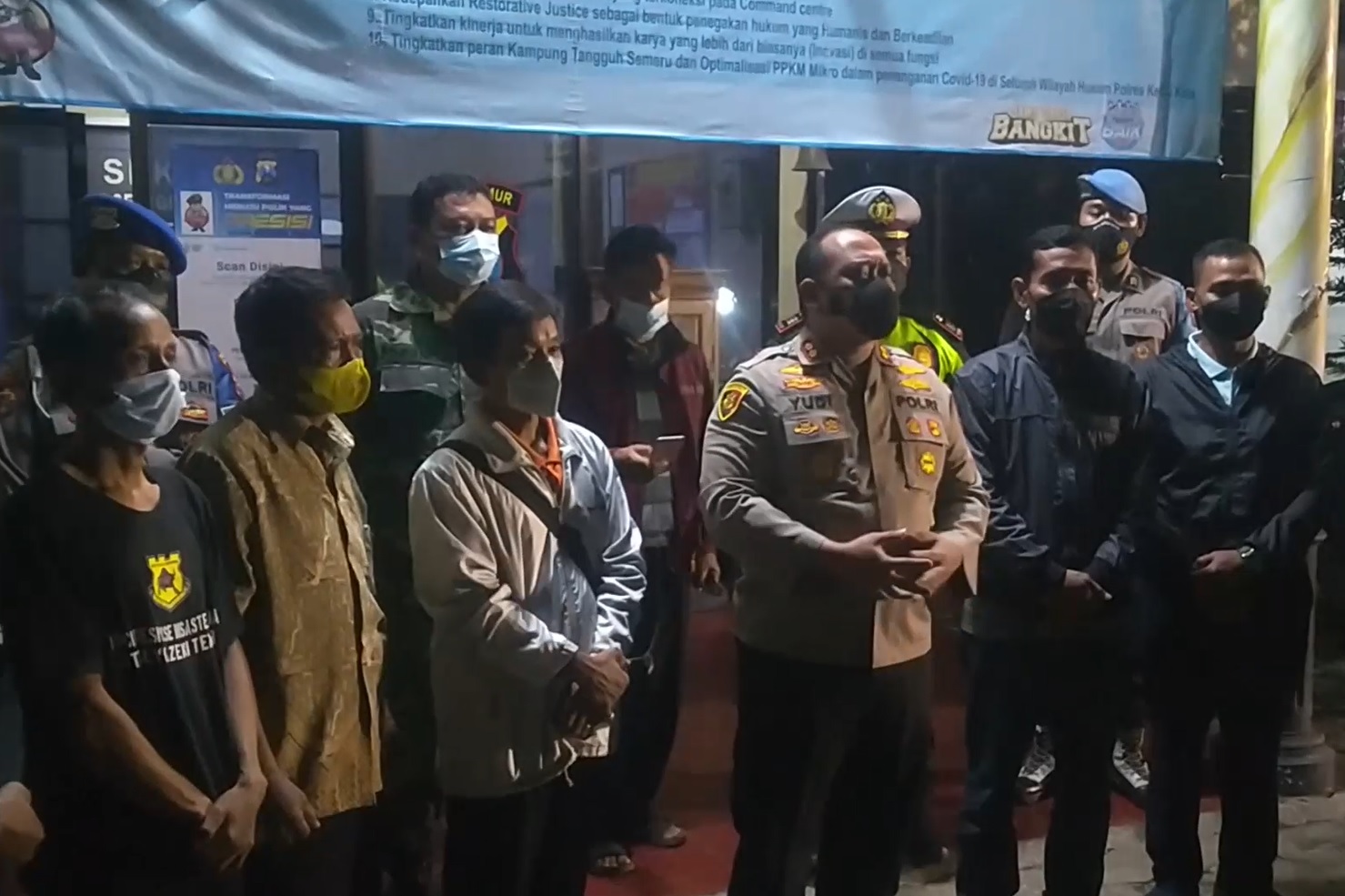 Kapolres Kediri AKBP Wahyudi memediasi kasus perusakan patung di Pura Pura Joyo Amijoyo/metrotv