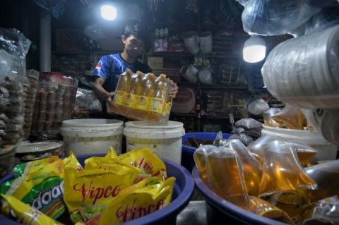 Pedagang di pasar menjual minyak goreng. Foto: Media Indonesia