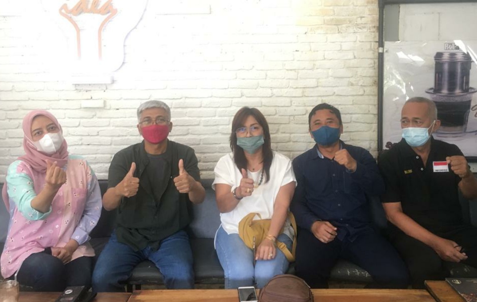 Arief Sosiawan bersama sejumlah pengurus KONI Surabaya/ist