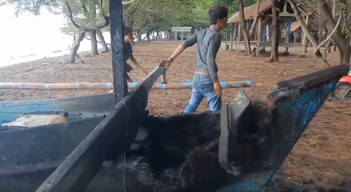 Perahu nelayan di Pantai Asta, Desa  Jangkar, Situbondo, Jawa Timur hangus terbakar setelah disambar petir, Minggu siang, 20 Februari 2022/metrotv