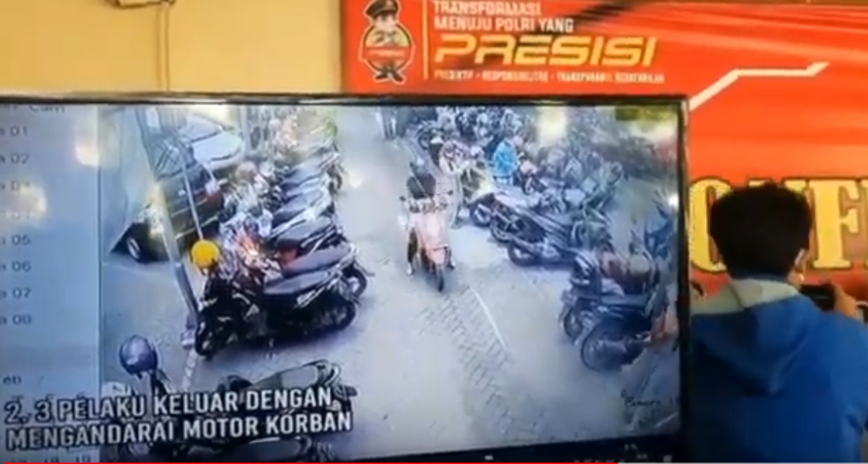 Mama Muda Nekat Curi Motor di Parkiran Swalayan Tuban