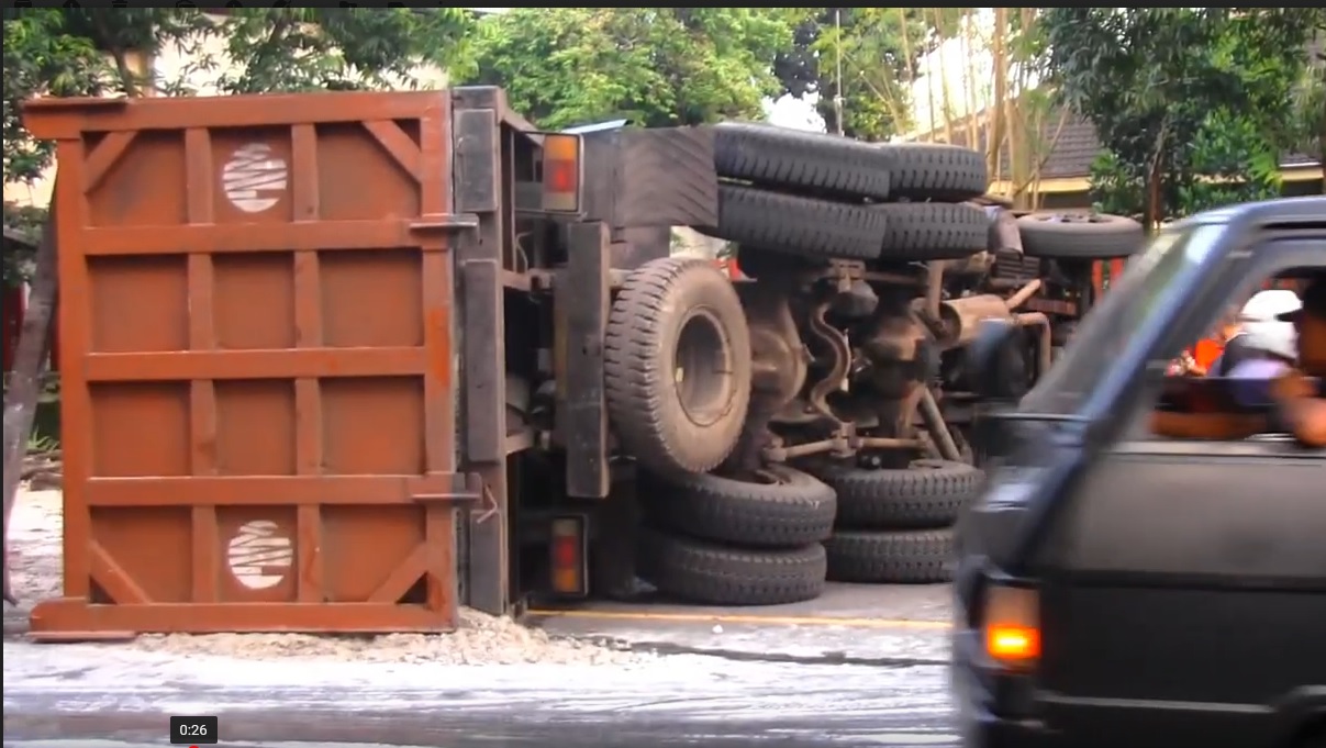 Ban Meletus, Truk Muatan Pasir Terguling di Lumajang