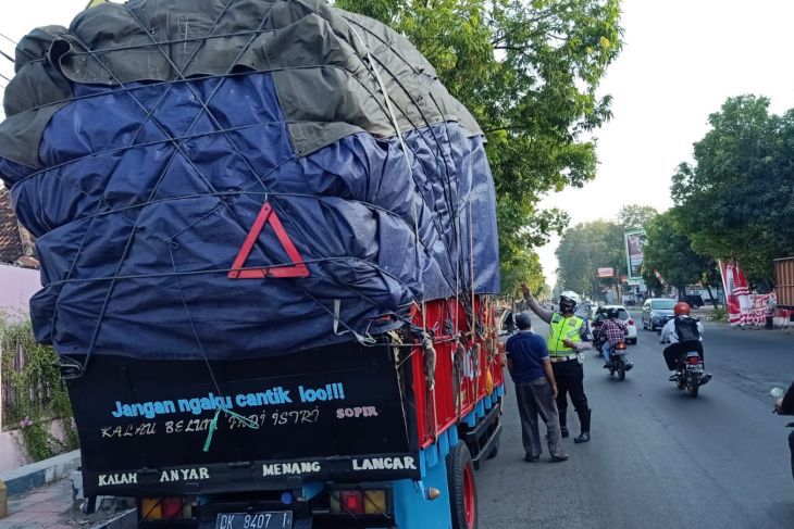 Anggota Satlantas Polres Situbondo cegat dan berikan sanksi truk ODOL. Foto: Antara/HO-Humas Polres Situbondo)