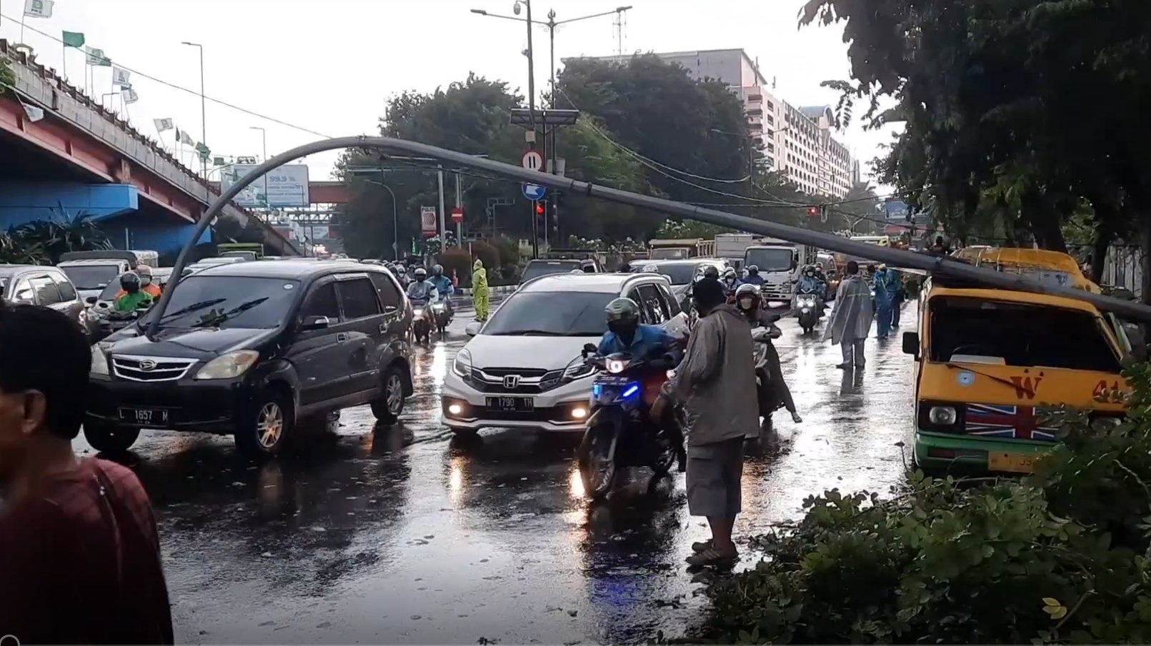 Tiang PJU roboh menimpa dua mobil di Jalan Raya Wonokromo, Surabaya/metrotv