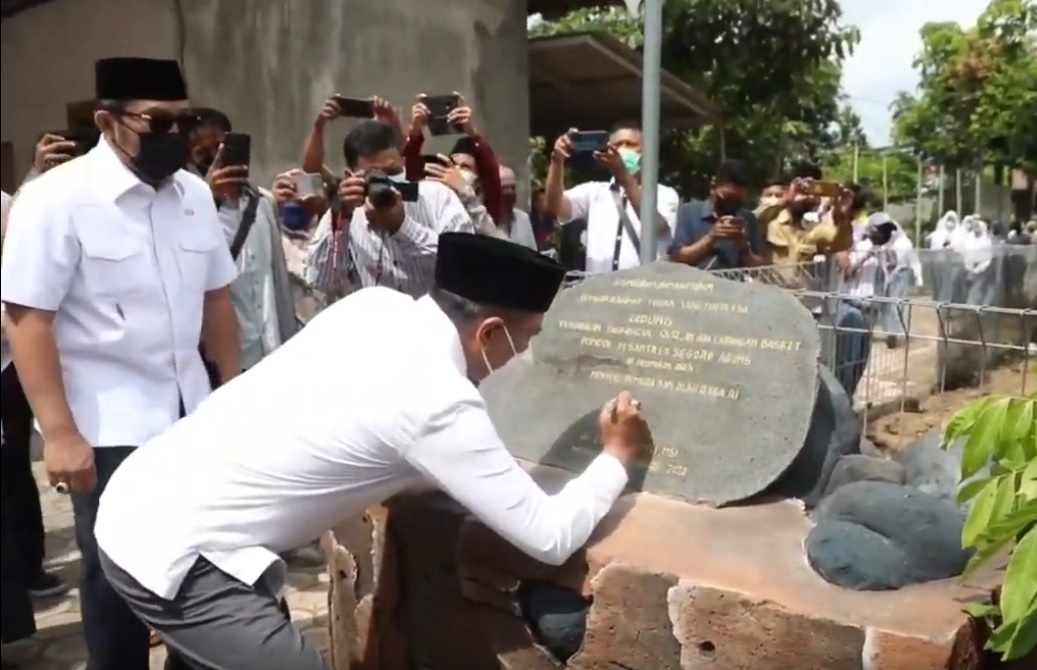 Menpora RI Zainudin Amali meresmikan Gedung Pendidikan Tahfidzul Quran dan Lapangan Basket di Pondok Pesantren Segoro Agung, Sentonorejo, Trowulan, Mojokerto, Senin 21 Februari 2022.