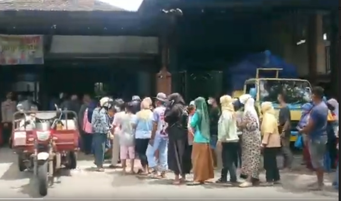 Anteran pembelian minyak goreng di Trenggalek/metroTV