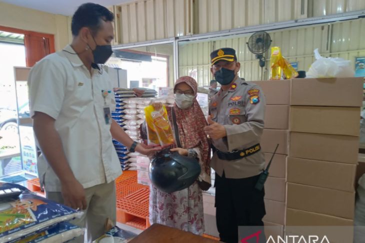 Warga membeli minyak goreng dalam operasi pasar yang digelar di depan Kantor Bulog Jember, Selasa, 22 Februari 2022. Foto: Antara/Zumrotun Solichah)