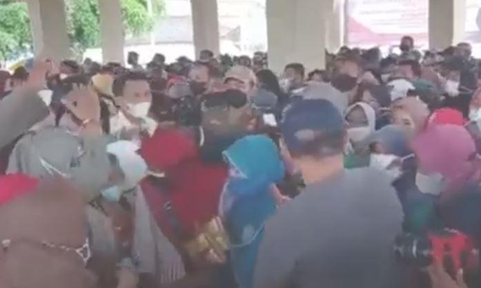 Operasi pasar minyak goreng di Ponorogo ricuh (Foto / Metro TV)