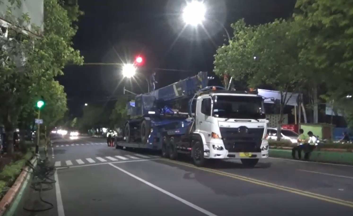  Truk pengangkut crane menyangkut pada kabel jaringan provider di Jalan Ahmad Yani Kabupaten Ngawi/metrotv