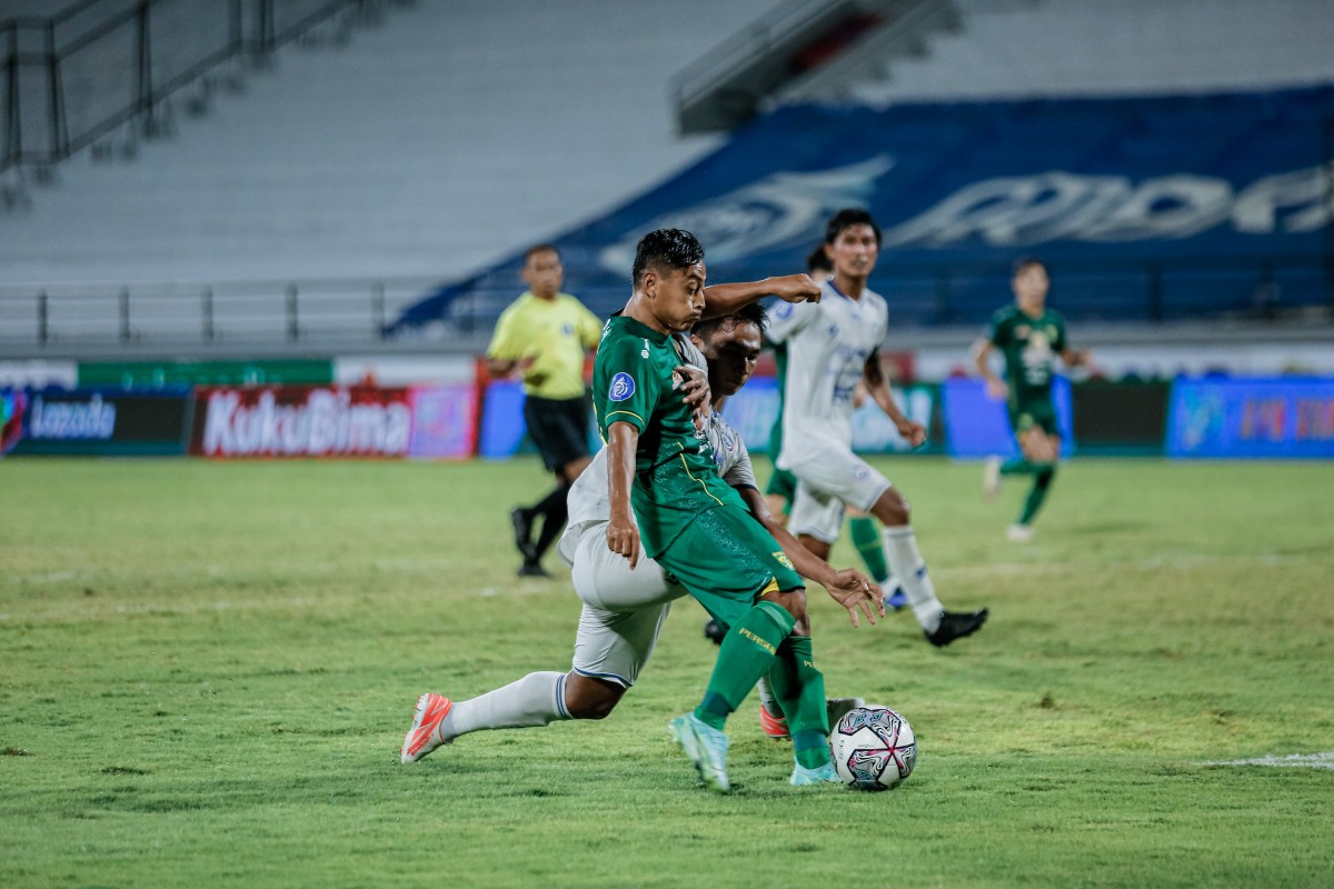 Aksi Samsul Arif membobol gawang Arema/psby