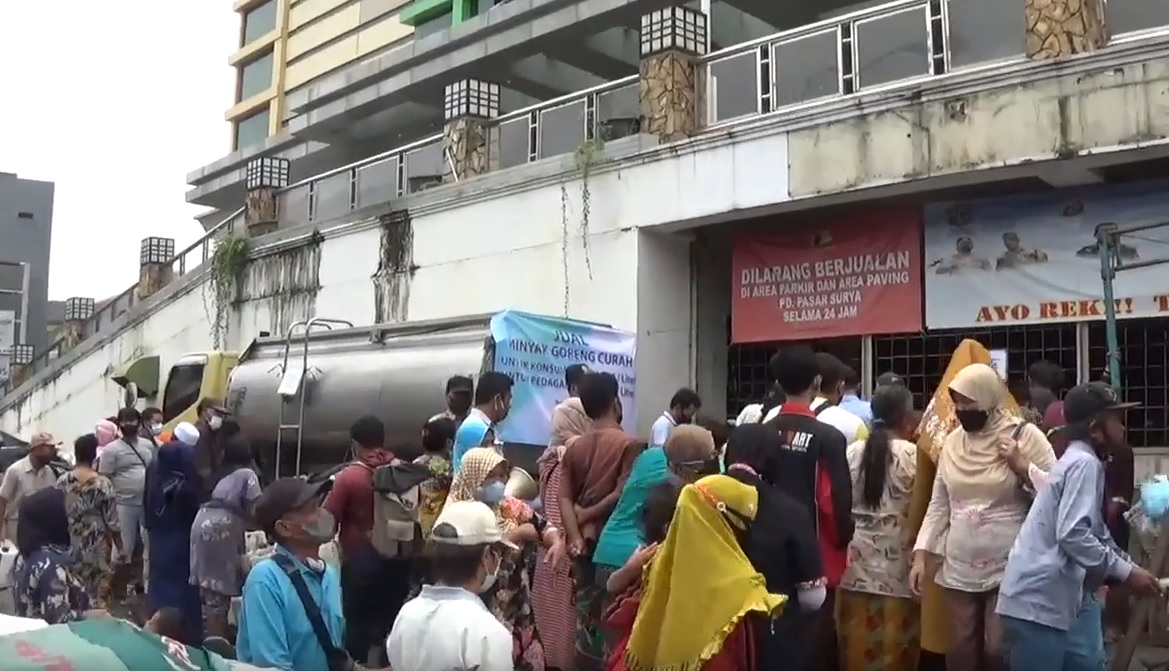 uluhan pedagang Pasar Tambakrejo Surabaya kembali berebut antrean untuk mendapatkan minyak goreng curah/metrotv