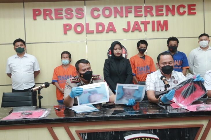 Polisi saat merilis penangkapan buronan kasus pembunuhan yang kabur ke Malaysia sejak tahun 2012. Foto: Antara/HO-Bidhumas Polda Jatim/WI