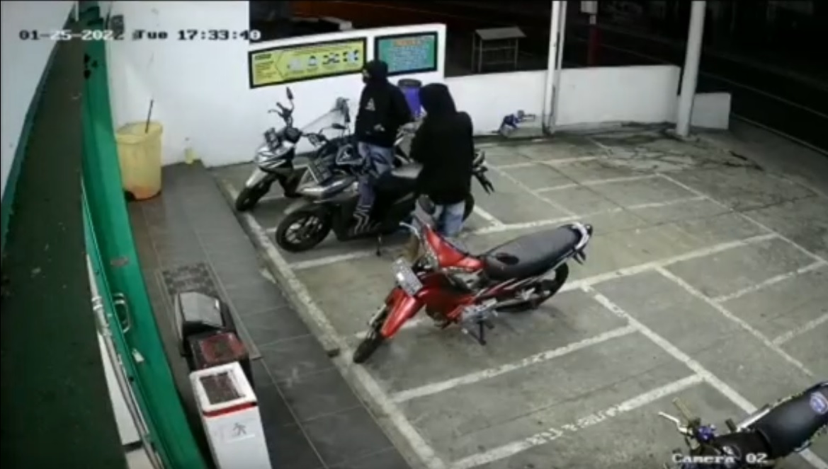 Aksi pencurian motor yang terekam CCTV/metrotv