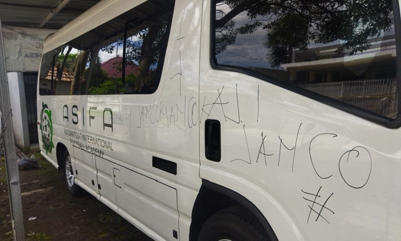 Mobil operasional milik Aji Santoso Internasional Football Academy (ASIFA) Malang jadi korban vandalisme (Foto/Metro TV)