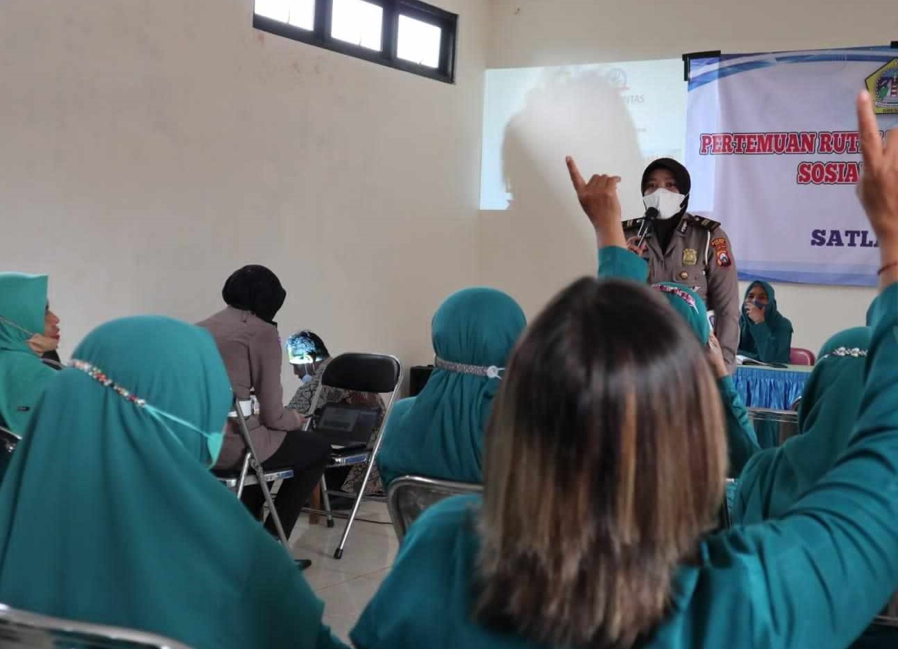 Emak-emak dibekali pengetahuan keselamatan berkendara (Foto / Metro TV)