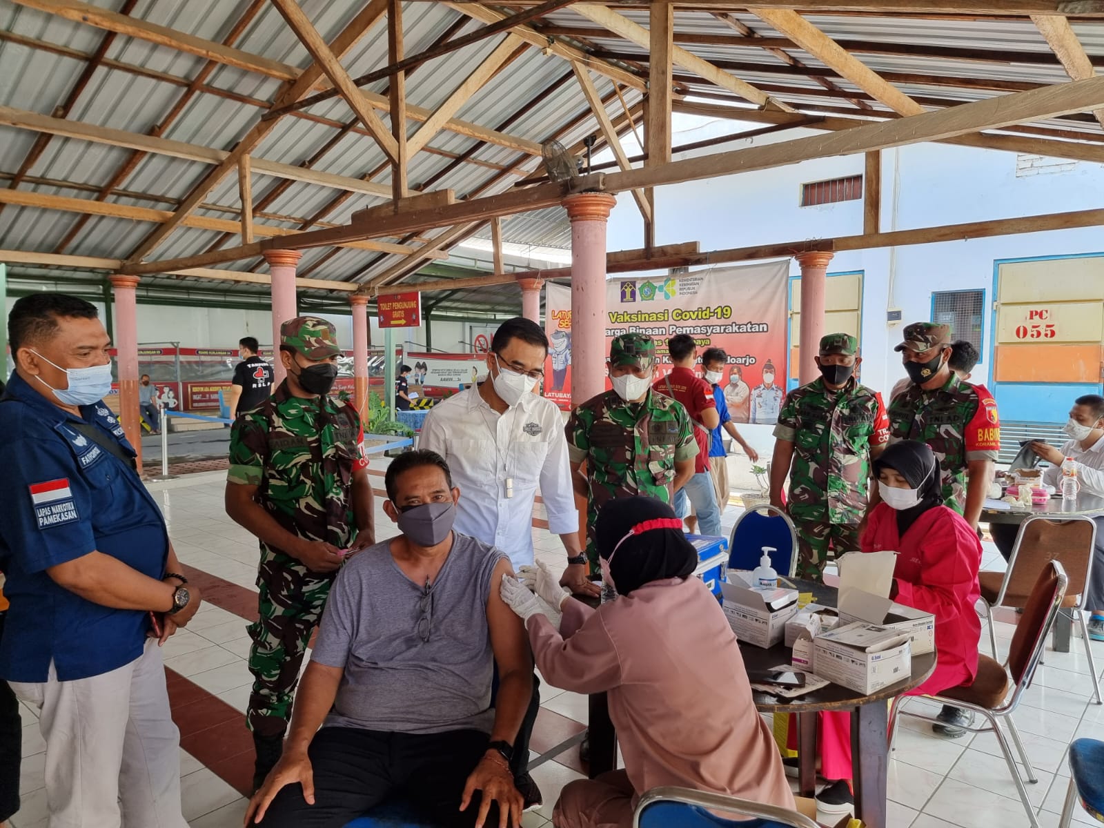 Lapas Porong bersinergi dengan TNI melakukan vaksinasi dosis ketiga (Foto / Metro TV)