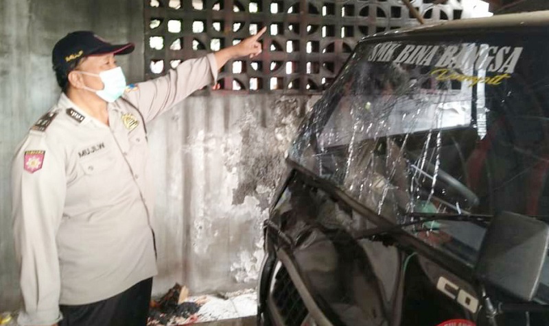 Nenek Misterius Menyeberang, Pikap Tabrak Rumah, 1 Tewas