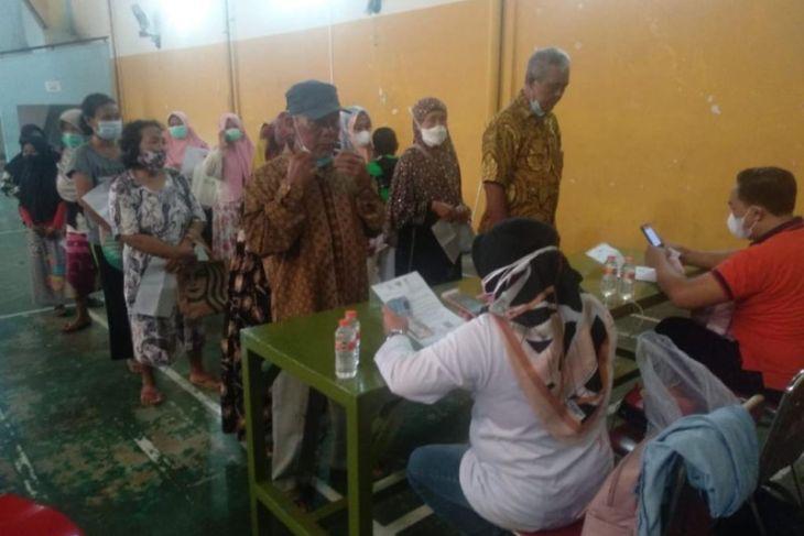 Penyaluran bantuan pangan non-tunai (BPNT) tahap satu dari Kementerian Sosial di Kota Surabaya, Sabtu, 26 Febrauri 2022. Foto: Antara/HO-Diskominfo Surabaya