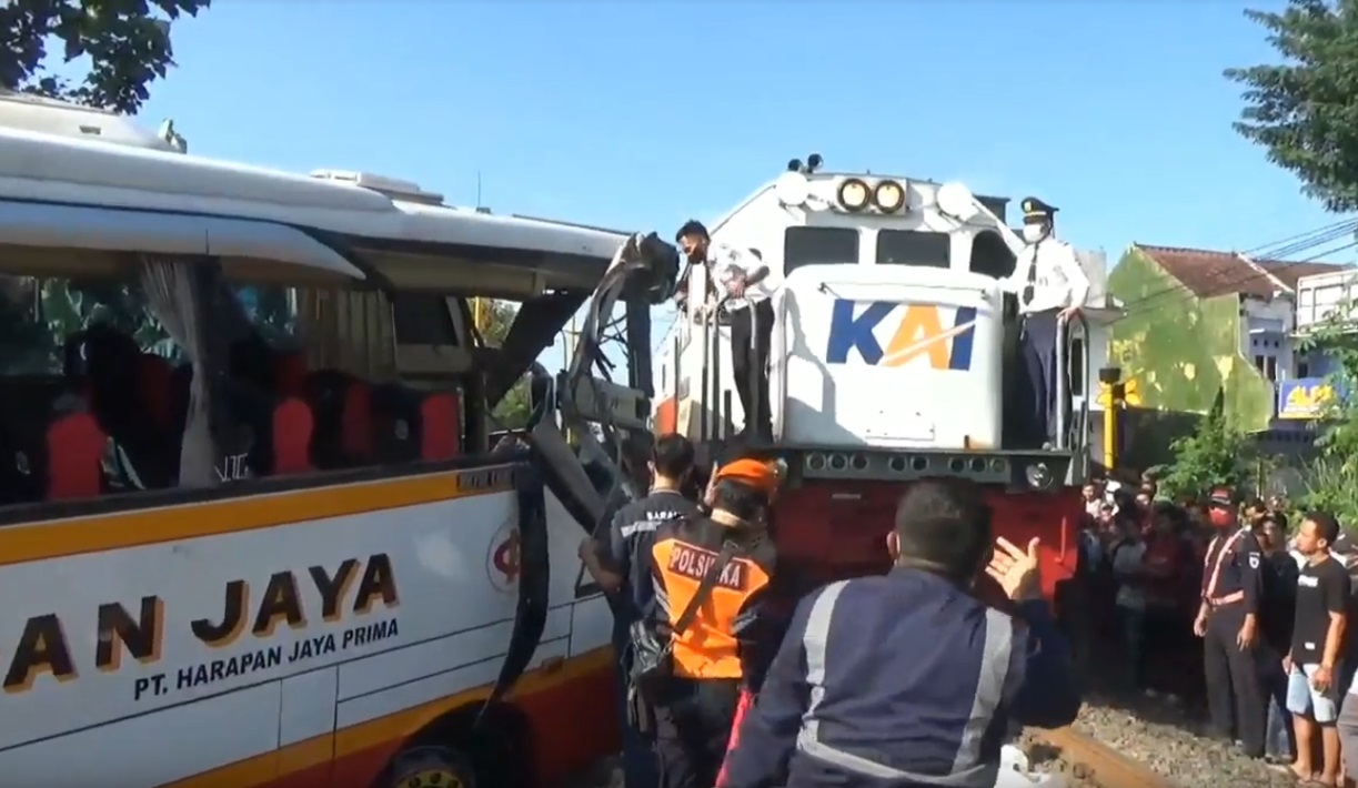 Korban Meninggal Tabrakan Kereta vs Bus Wisata di Tulungagung Bertambah Jadi 5 Orang