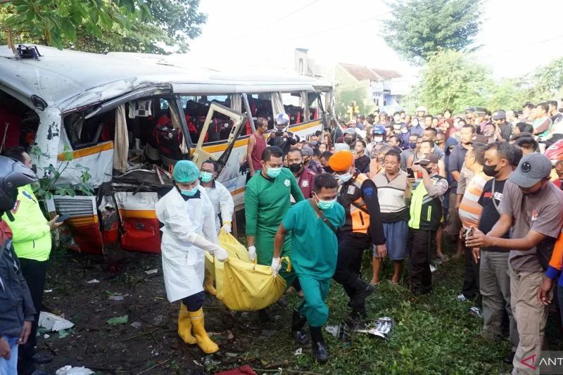 Petugas mengevakuasi korban kecelakaan bus pariwisata PO Harapan Jaya yang tertabrak KA Rapih Doho di perlintasan kereta api tanpa palang pintu di Desa Ketanon, Tulungagung, Jawa Timur, Minggu 27 Februari 2022. Foto: Antara/Deny Trisdanto/DS