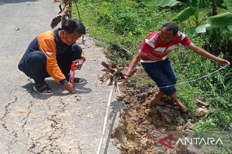 Tebing jalur lalu lintas penghubung antara Kabupaten Pamekasan dan Kabupaten Sampang, Jawa Timur, longsor. Foto: Antara