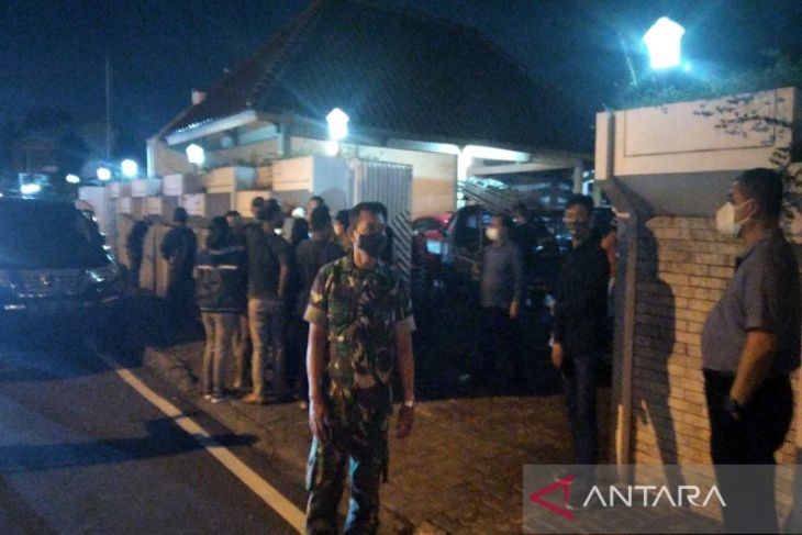 Para pelayat di halaman rumah duka paman Presiden Jokowi, H. Miyono Suryosardjono, Jalan Ahmad Yani No. 297-299 Gondang Banjasari Solo, Jawa Tengah/antara 