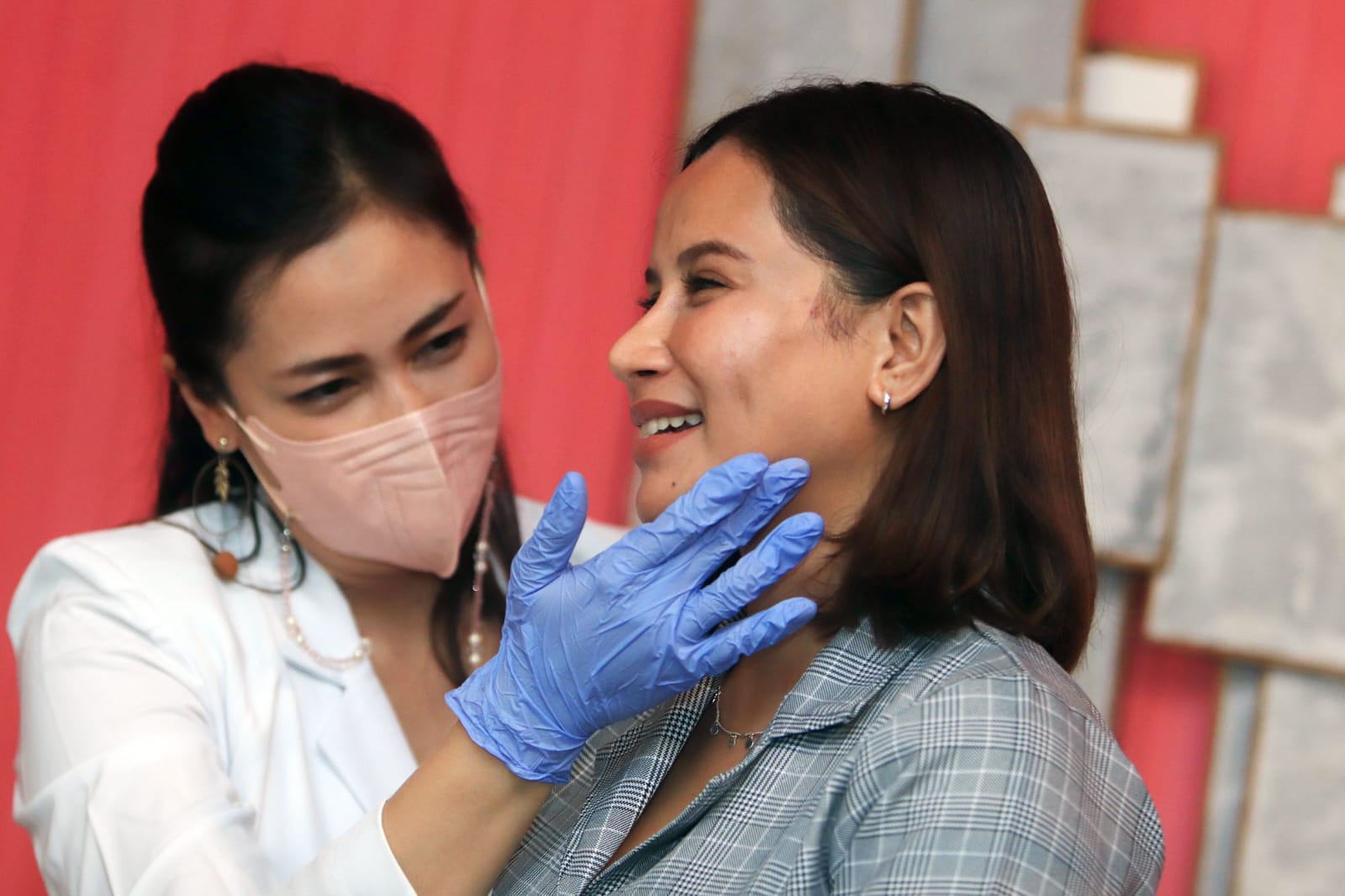 General Manager MS Glow Aesthetic Clinic, Dr Naila saat memberikan perawatan flek hitam pada kulit wajah (Foto / Istimewa)