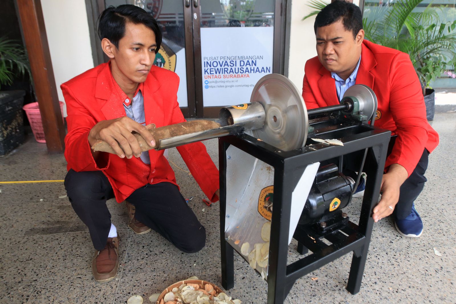 Panggalih Priambodoh dan Muhammad Khadiq Yahya menunjukkan mesin pemotong keripik buatannya (Foto / Metro TV)