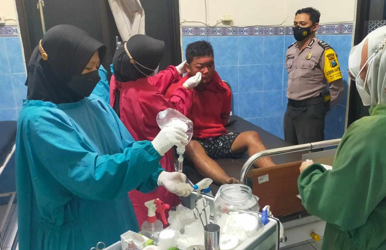 Muhamad Rudi Irawan menjalani perawatan usai dimassa warga (Foto / Metro TV)