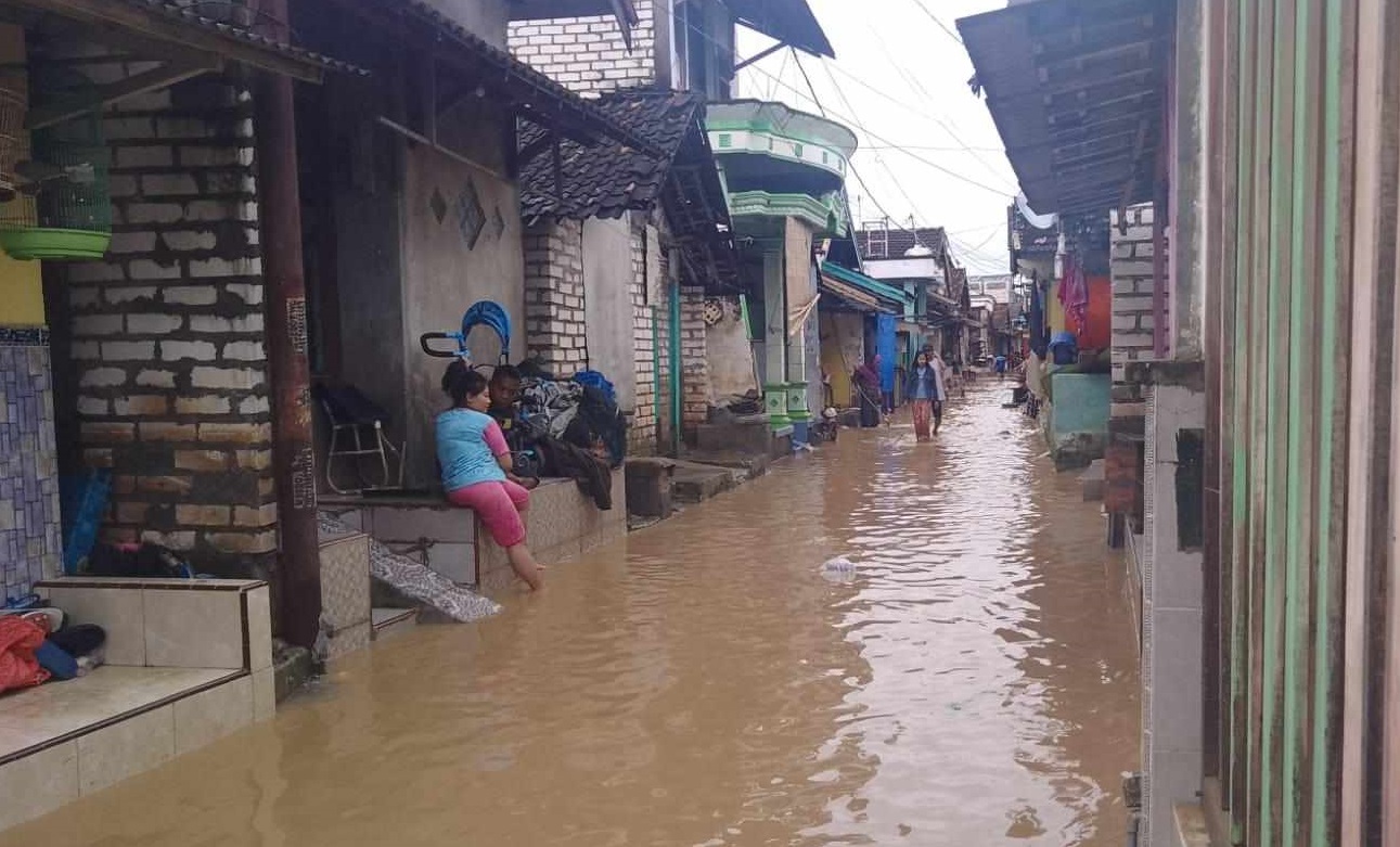 Kondisi warga  Pantura Lamongan yang diterjang banjir Kali Asin (Foto / Metro TV)