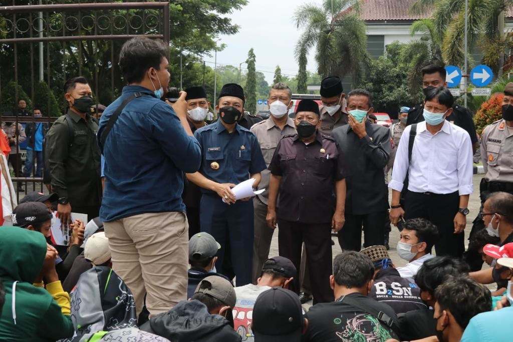 Wabup Blitar Rahmat Santoso menemui ratusan massa pendemo dari Aliansi Masyarakat Peduli Lingkungan (AMPEL) di depan Gedung DPRD Kabupaten Blitar/ist 