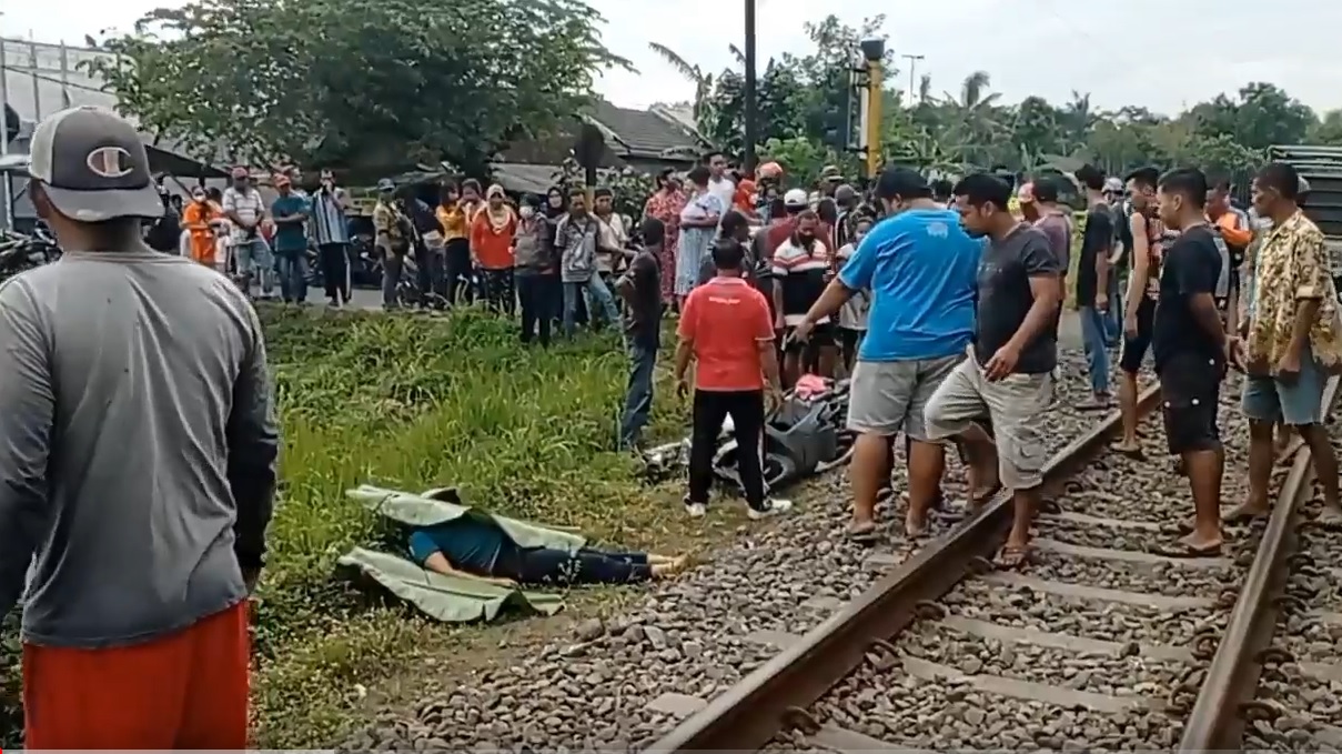 Perempuan pengendara motor tewas setelah tertabrak Kereta Api Dhoho di perlintasan tanpa palang Kelurahan Bence, Kecamatan Garum, Kabupaten Blitar/metroTV