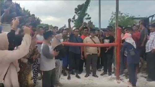 Warga menutup jalan menuju PT SBM  di Desa Brengkok,  Kecamatan Brondong, Kabupaten Lamongan/metrotv