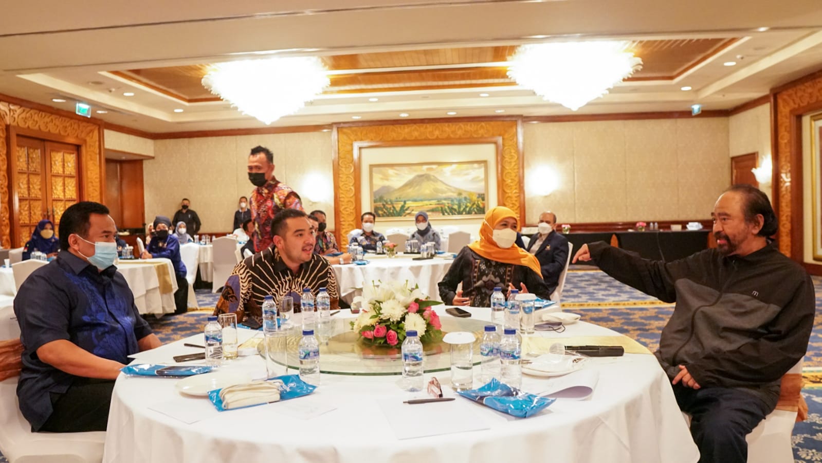  Gubernur Jawa Timur Khofifah Indar Parawansa bertemu Ketua Umum Partai Nasdem, Surya Paloh di Hotel Shangri-La Surabaya, Selasa 1 Maret 2022 (Foto / Metro TV)