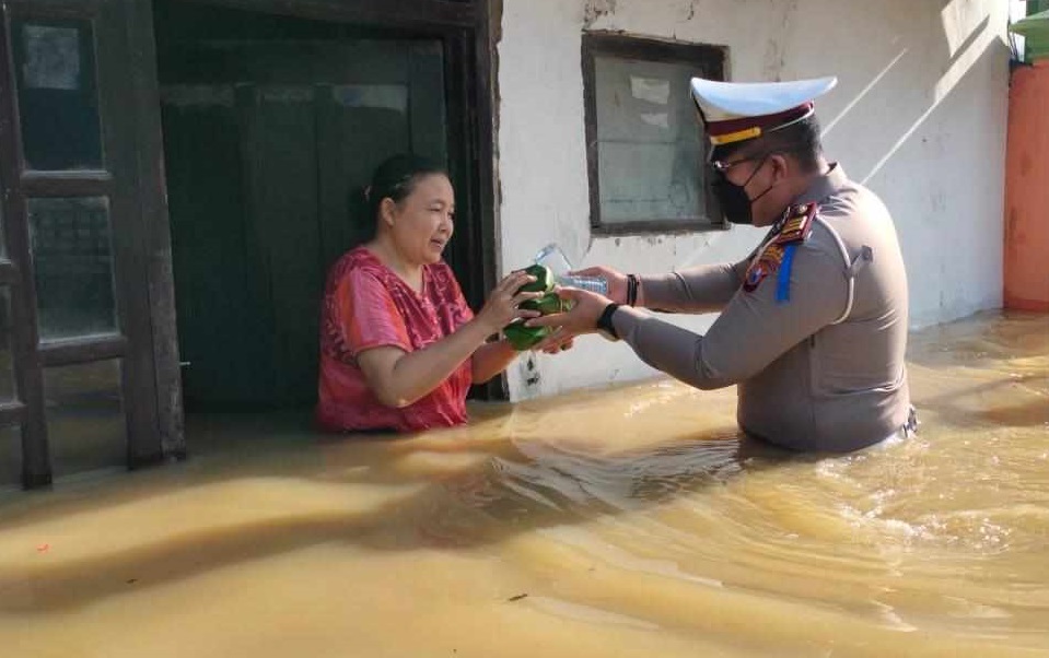 Kantor Polres Sampang Terendam Banjir, Layanan SIM Dihentikan