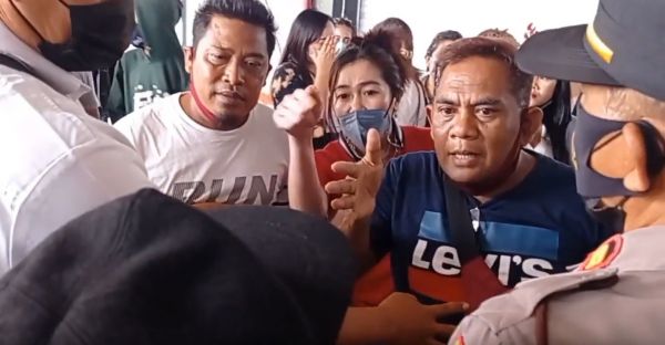 Dapat Perlawanan, Satpol PP Blitar Tunda Penyegelan Karaoke Jojo Pasar Legi