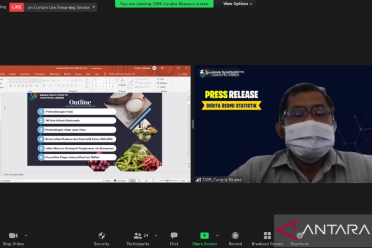 Koordinator Fungsi Statistik Distribusi BPS Jember Candra Birawa saat menyampaikan konferensi pers terkait laju inflasi bulan Februari 2022 di Jember secara daring. Foto: Antara/HO-BPS Jember