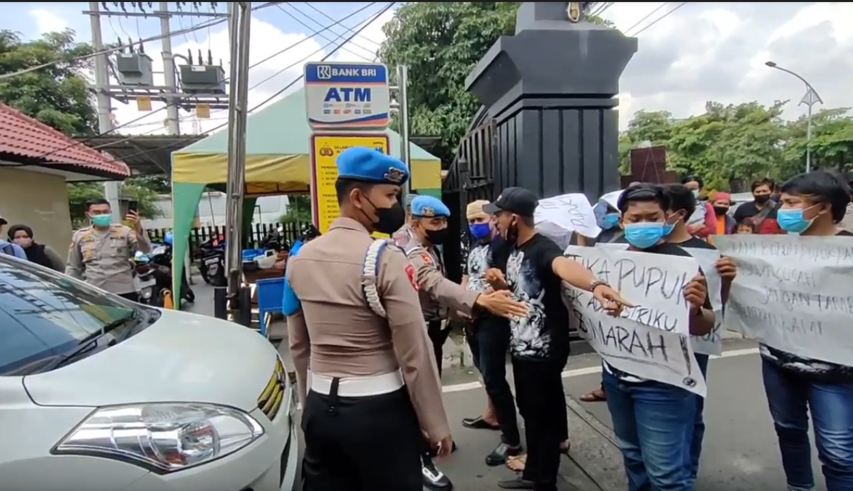 Aksi unjuk rasa belasan pemuda Madura menuntut pengungkapan kasus mafia pupuk di depan Mapolda Jatim, Rabu 2 Maret 2022/metrotv
