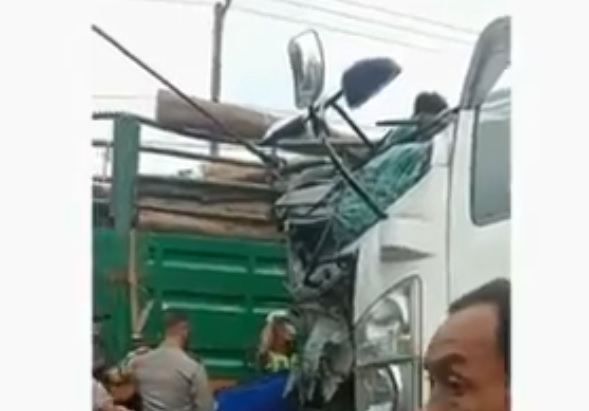Petugas mengevakusi jenazah sopir truk/metrotv